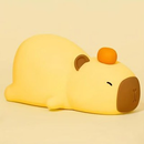 Luminária de Mesa Capivara Infantil - Apontador+Luz Noturna, Bateria 8h, Cores Suaves, Carregamento USB