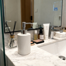 Frasco Porta Sabonete Liquido 350ml Ceramica Branca Redondo Válvula Prata para Banheiro