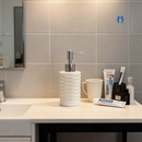 Frasco Porta Sabonete Liquido 350ml Ceramica Branca Redondo Válvula Prata para Banheiro