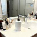 Frasco Porta Sabonete Liquido 350ml Ceramica Branca Redondo Válvula Prata para Banheiro